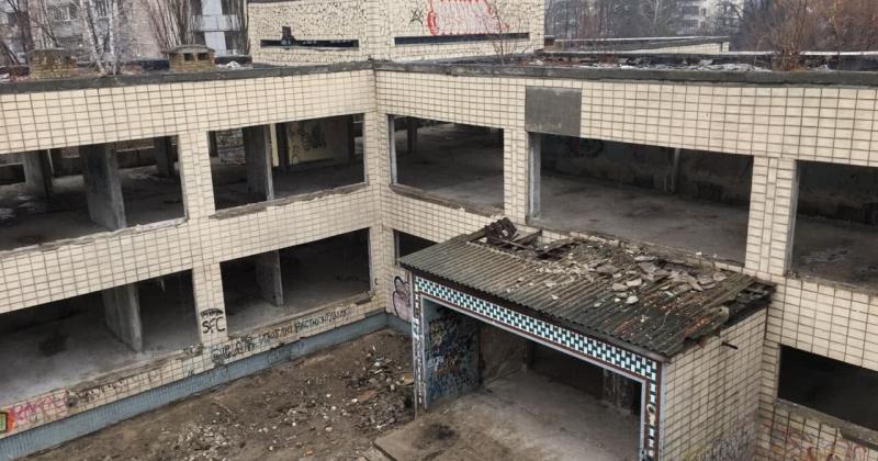 У Києві планують витратити 160 мільйонів гривень на відновлення занедбаного дитячого садка, який отримає мініфутбольне поле та 