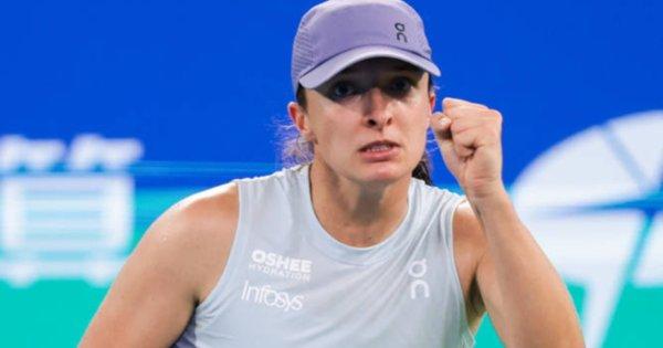 Свьонтек перемогла сьому ракетку світу на Підсумковому турнірі WTA, здобувши вже 62-гу перемогу в 2025 році.
