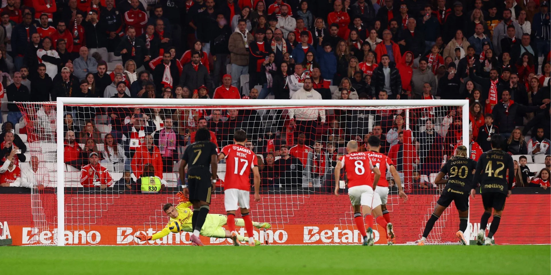 Епічний автогол: Трубін парирував пенальті, але його партнер по команді вразив власні ворота ударом у дев'ятку - дивіться відео!