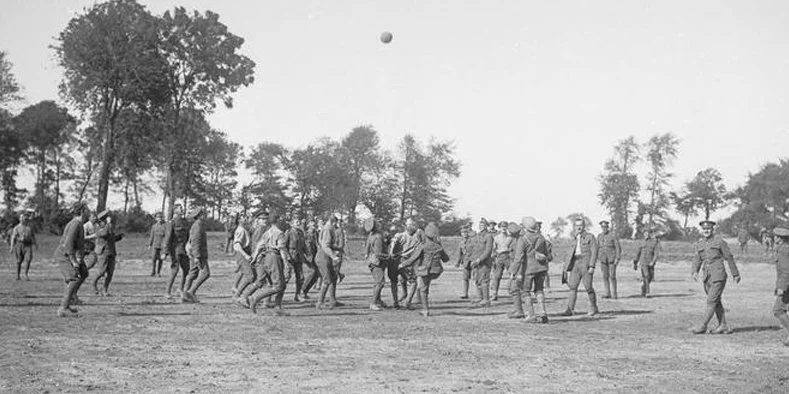 60 поєдинків на лінії фронту. Як війна вплинула на футбол у Франції.