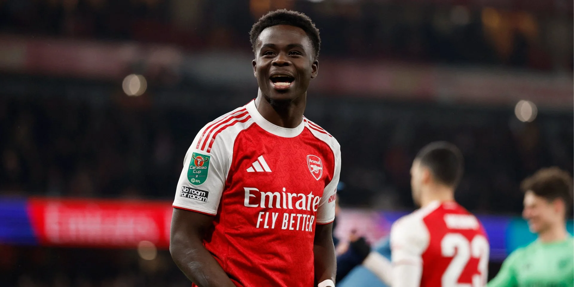 Зірка англійської збірної та клубу Арсенал зняв футбольні бутси після гри та передав їх дитині — дивіться відео.