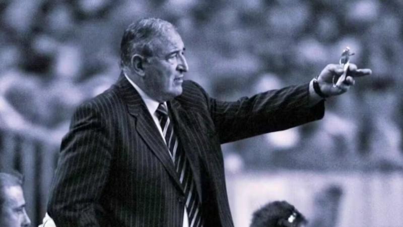 Пішов з життя видатний футболіст і тренер, світовий футбол зазнав втрати справжньої ікони. Його вважали найкращим гравцем XX століття - Футбол24.