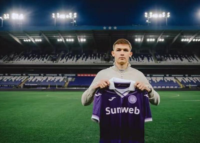 Андерлехт підписав українського нападаючого Данила Сікана.