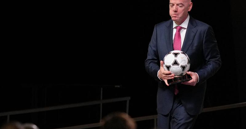 Президент ФІФА виступив за відновлення участі Росії в міжнародних футбольних змаганнях, що спричинило хвилю обурення в Україні.