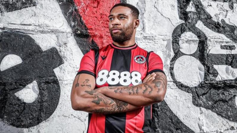 Колишнього вінгера Ліверпуля затримали в аеропорту - Футбол24.