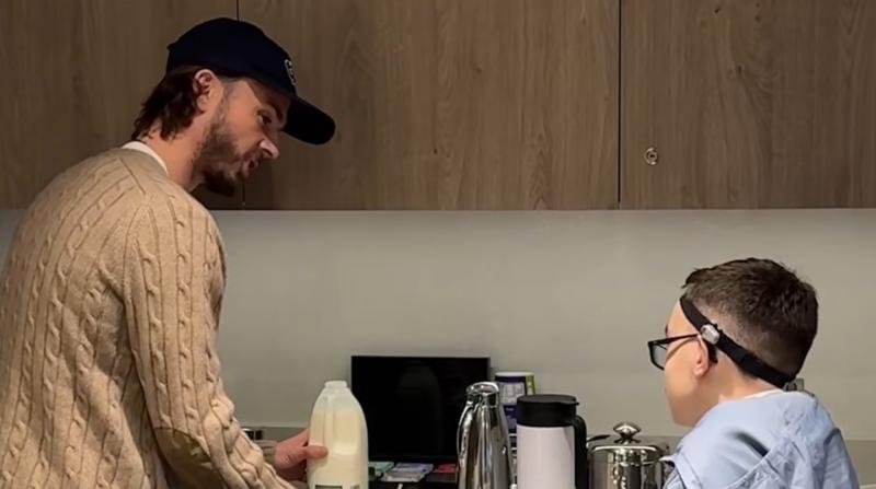 Вражаюче до сліз: зірка англійської Прем'єр-ліги влаштував несподіванку юному прихильнику з рідкісною хворобою.