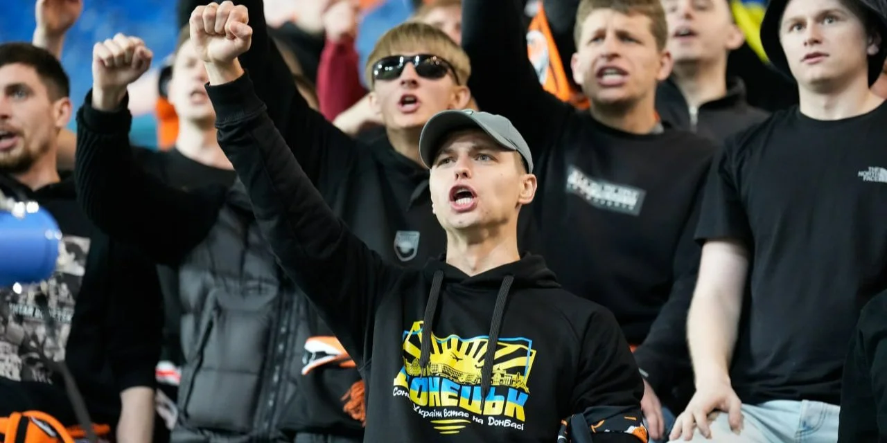 Гравець Шахтаря з фанатами з трибун активно підтримував команду під час матчу з Лехом у Лізі конференцій — світлина.