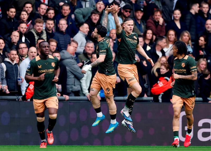 Степанов забезпечує перевагу Утрехта в поєдинку проти ПСВ.