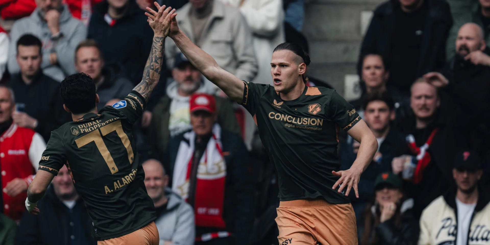 У матчі проти ПСВ український футболіст Степанов вразив ворота суперника, продемонструвавши в чемпіонаті Нідерландів вражаючу серію голів, яка не спостерігалась з 2014 року – дивіться відео.