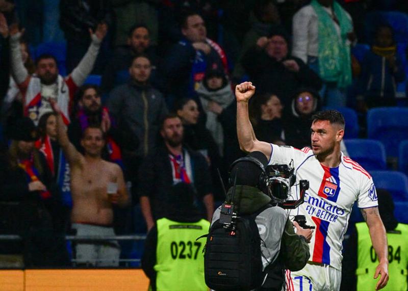 Яремчук відзначився своїм дебютним голом за Ліон у матчі, який команда виграла.