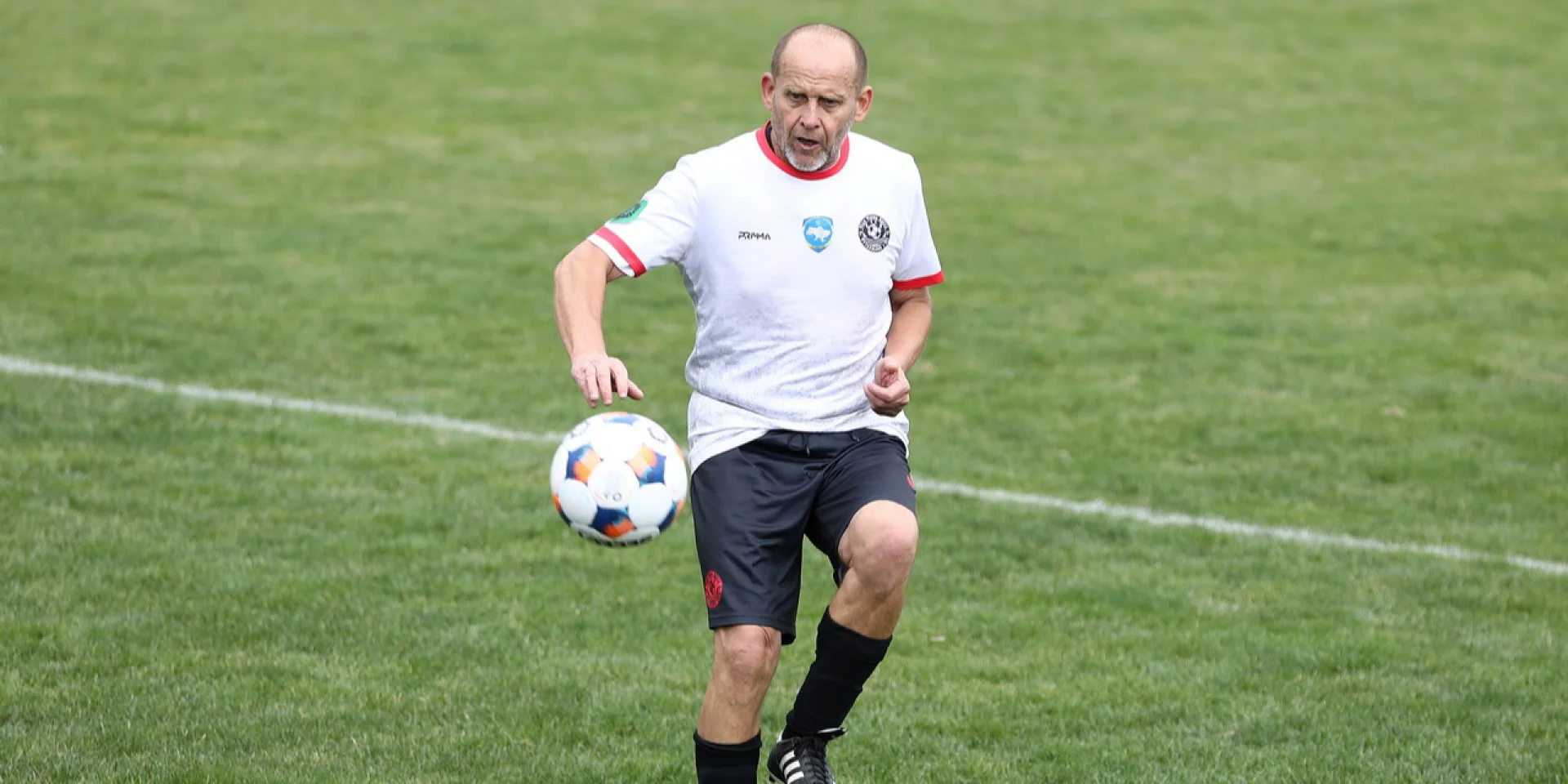 В Україні президент футбольного клубу встановив новий віковий рекорд, виходячи на поле у 60 років під час матчу.