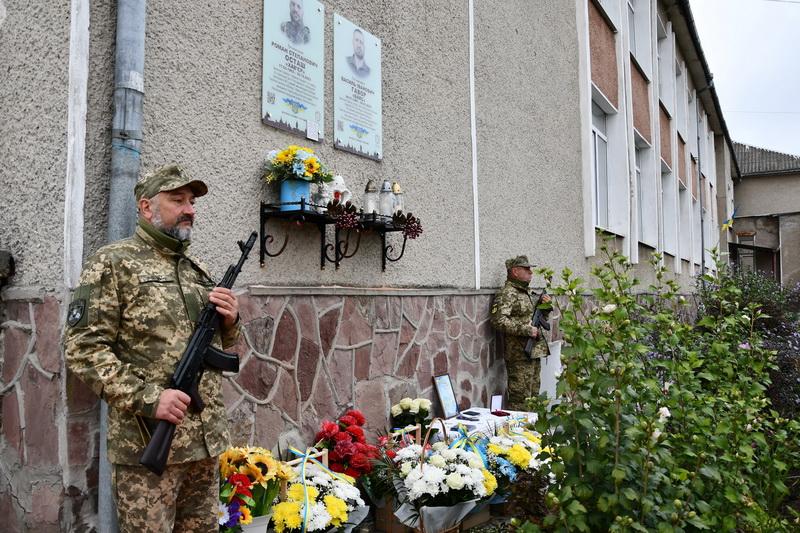 У громаді Рогатин встановили меморіальну табличку на честь захисника Василя Гавора.