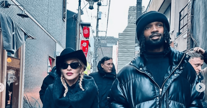 Мадонна готується до весільної церемонії - її застали разом з обранцем.