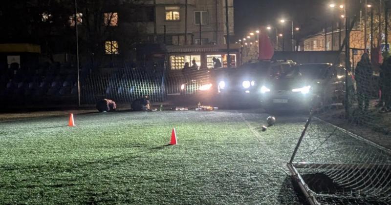 Незважаючи на війну та відключення електрики: які креативні рішення знайшли батьки, щоб їхні діти могли грати у футбол (відео стало вірусним у соцмережах)