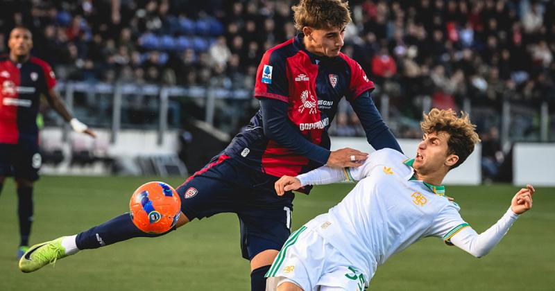 Кальярі святкує тріумф над Ромою: Гаетано забиває ключовий м'яч - Спорт bigmir)net