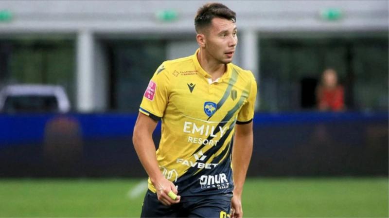 Рух повідомив про перехід захисника до чеської команди.