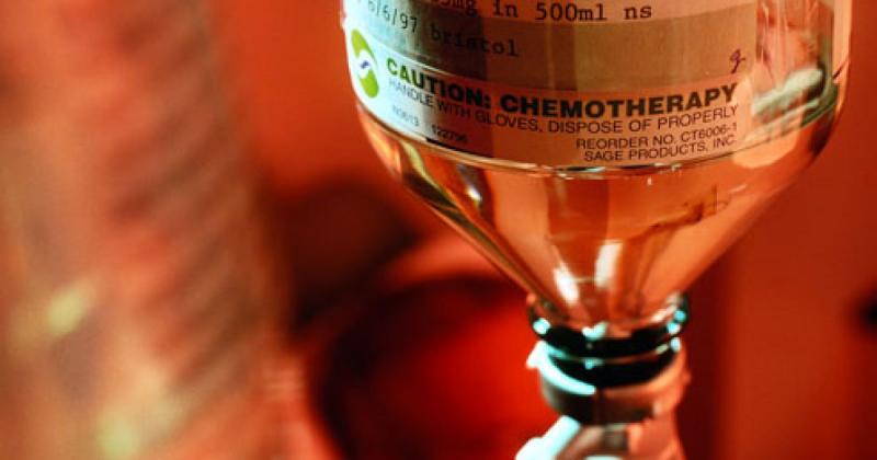 Пацієнтові з онкологічним захворюванням призначили курс хіміотерапії на 8 років: які наслідки це має?