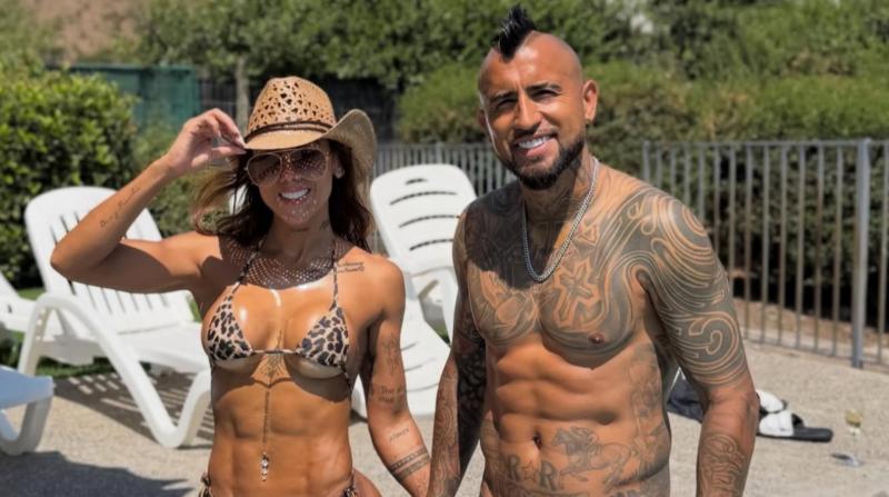 Ідеальний прес і силіконові груди: обраниця легенди Ювентуса вразила гарячими світлинами з басейну.