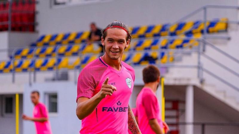 Данило Колесник, футболіст клубу Колос, став відомим після інциденту з росіянами, коли він вдарив працівника ТЦК. Що ще відомо про цього гравця?