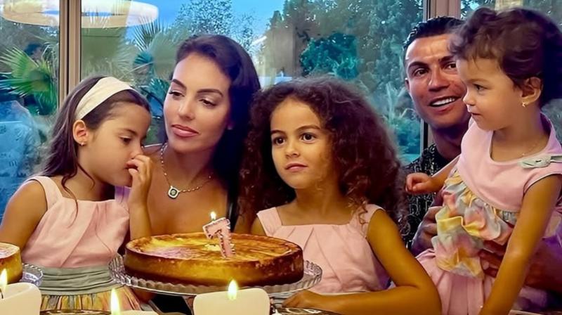 Оточений потужними жінками: Роналду з теплом привітав свою родину з Міжнародним жіночим днем.