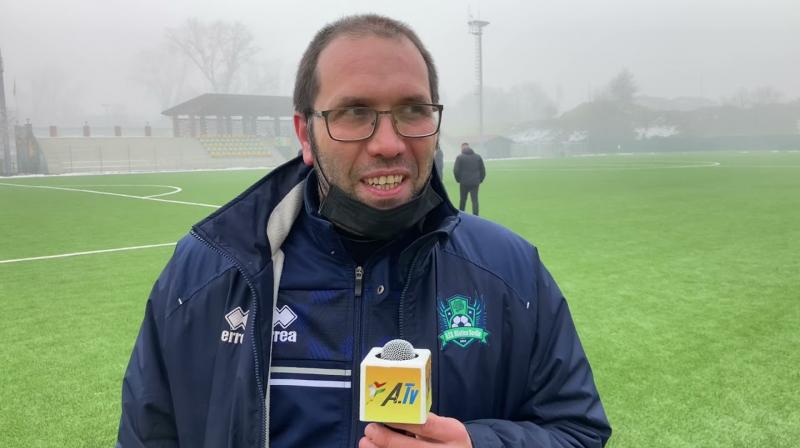 В Італії тренер, якого відсторонили від роботи, маскувався під священика, щоб мати змогу керувати своєю командою з глядацьких місць.