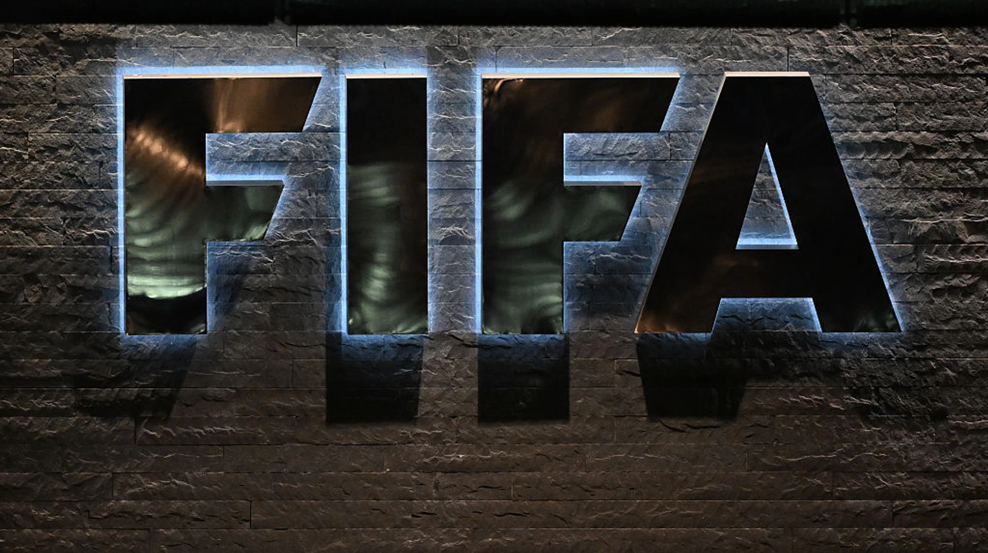 ФІФА може дати дозвіл на організацію матчів національних ліг за межами країни.