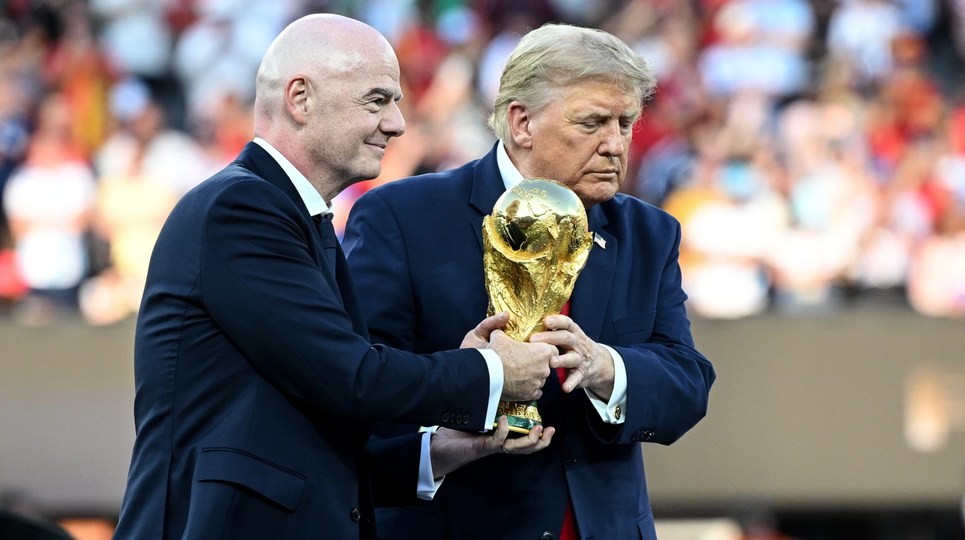 Продаж футболу Трампу: як Джанні Інфантіно заробив 10 мільярдів, але опинився на межі ризику.
