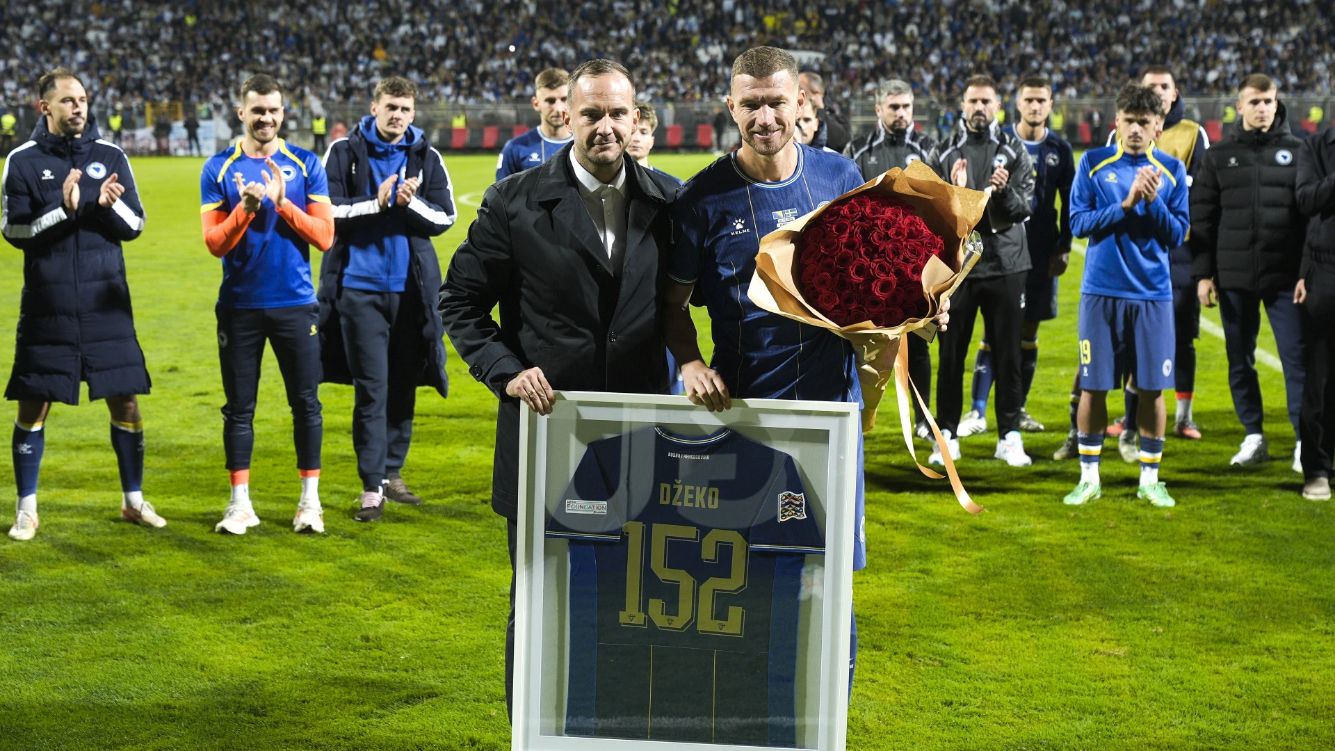 Шоу дронів і величезна футболка: Джеко провів свій останній матч у складі збірної Боснії і Герцеговини.