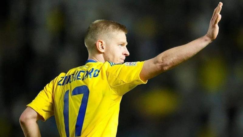 Олександр Зінченко проводить час з дружиною, граючи в теніс, поки обирає нову команду - світлина - Футбол 24.