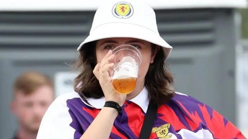 У Шотландії для залучення вболівальників на жіночі футбольні матчі використовують незвичайний підхід – скасування суворої заборони, введеної в 1981 році. – Футбол24